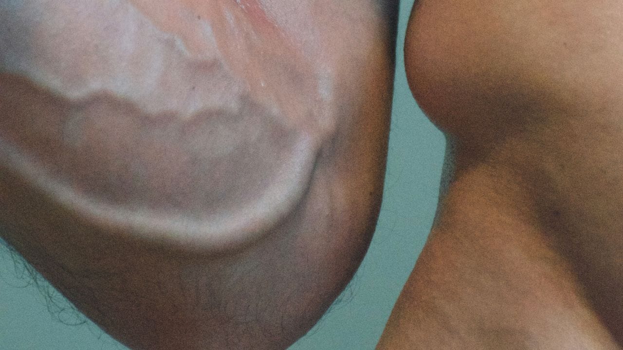 এই অদ্ভুত অনুভূতির প্রধান কারণ হল আলনার নার্ভ (Ulnar Nerve)। স্নায়ুটি কনুইয়ের ভেতরের দিক দিয়ে হাতের নিচের দিকে চলে গিয়েছে। কনুইয়ের কাছে এই ত্বকের বেশ কাছেই অবস্থিত ও এর ফলে আশেপাশের টিস্যু ও হাড়ের কারণে তুলনামূলকভাবে কম সুরক্ষিত থাকে। ফলে ওই জায়গাতে সরাসরি কোনও আঘাত লাগলে স্নায়ুটি উত্তেজিত হয়ে যায়। (Credit- Unsplash)