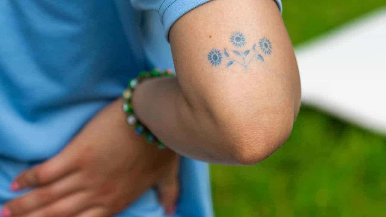 কনুইয়ের ভেতরের দিকে জোরে আঘাত লাগলে অনেকেরই অনেক সময় হাতের মধ্যে দিয়ে যেন বিদ্যুৎ খেলে গেল - এমন অনুভূতি হয়। কয়েক সেকেন্ডের জন্য তীব্র ঝিঁঝিঁ, শিরশির ভাব দেখা দিতে পারে। বিষয়টি অস্বাভাবিক মনে হলেও এর পিছনে আছে শরীরে একটি গুরুত্বপূর্ণ স্নায়ুর অবস্থান। আঘাতের সময় সেই স্নায়ুতে তৈরি হয় সাময়িক উত্তেজনা। (Credit- Unsplash)