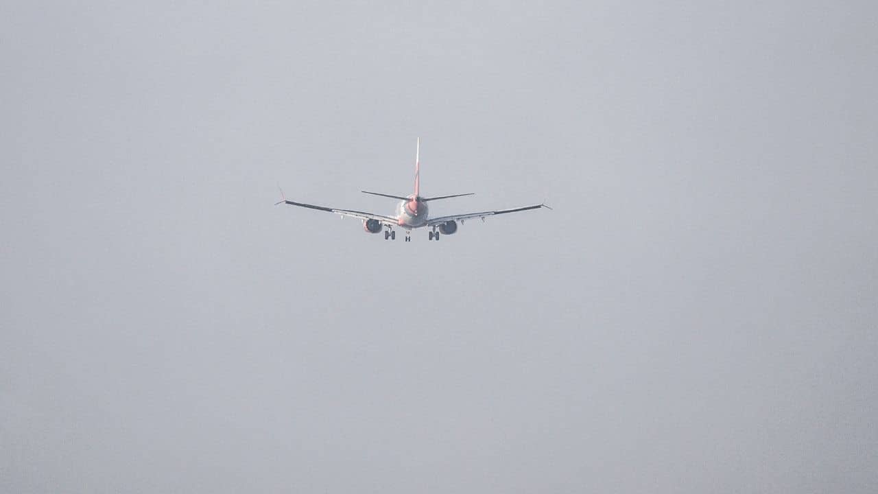 Air India Express: ৩৬০০০ ফুট উচ্চতায় লিক করতে শুরু করল বিমানের তেল, তড়িঘড়ি ইঞ্জিন বন্ধ করে দিলেন পাইলট, তারপর...