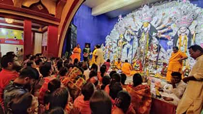 কোন রঙের পোশাক পরে অষ্টমীর অঞ্জলি দেওয়া মঙ্গলজনক জানেন?