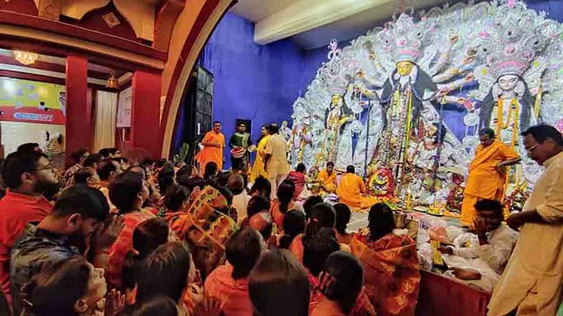 Durga Puja 2026: কোন রঙের পোশাক পরে অষ্টমীর অঞ্জলি দেওয়া মঙ্গলজনক জানেন?
