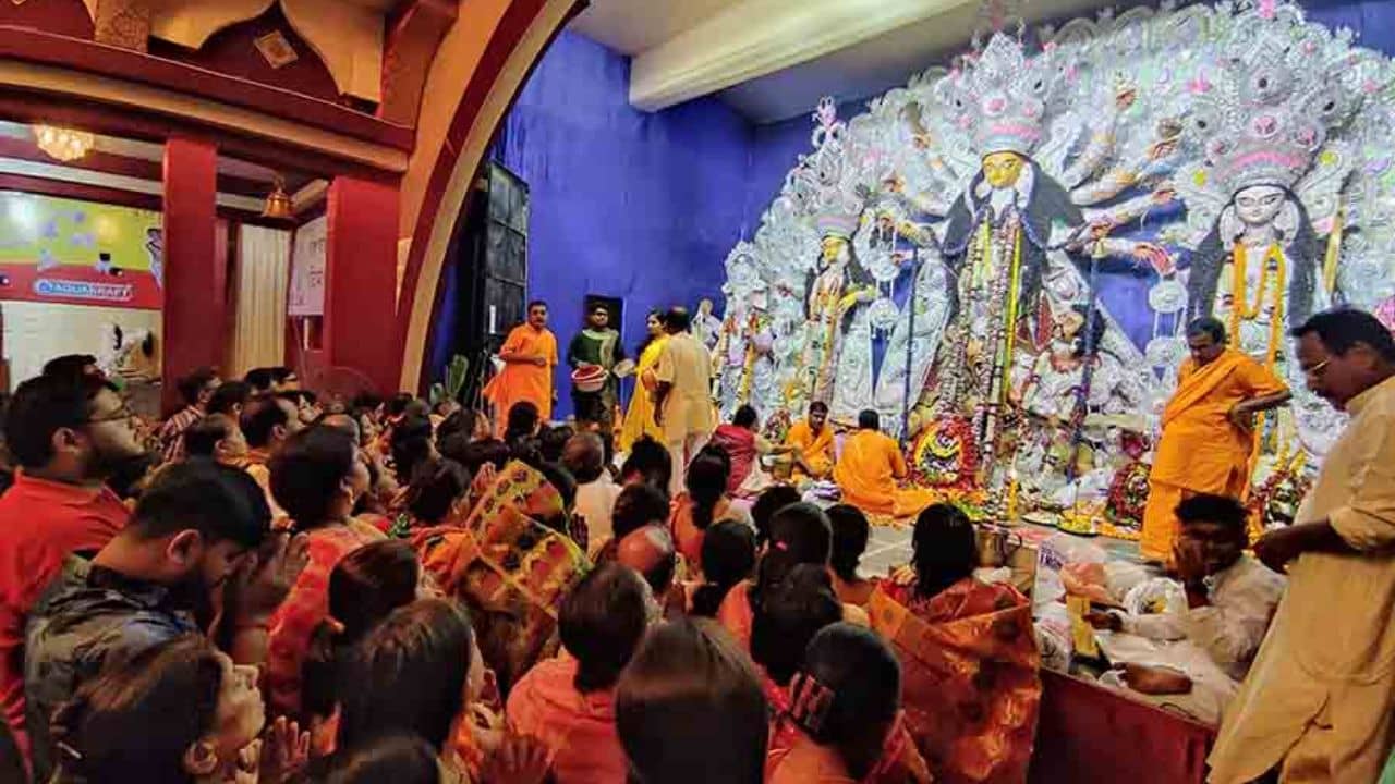 Durga Puja 2026: কোন রঙের পোশাক পরে অষ্টমীর অঞ্জলি দেওয়া মঙ্গলজনক জানেন?