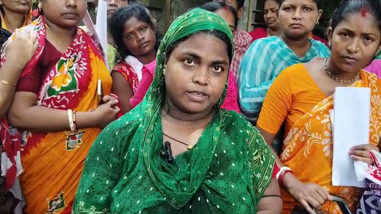Annapurna Yojana: উনুনে পুড়ছে আমার ফটোসুদ্ধ অন্নপূর্ণার ফর্ম, ৩ হাজার টাকা না পাওয়ায় তুলকালাম হাড়োয়ায়