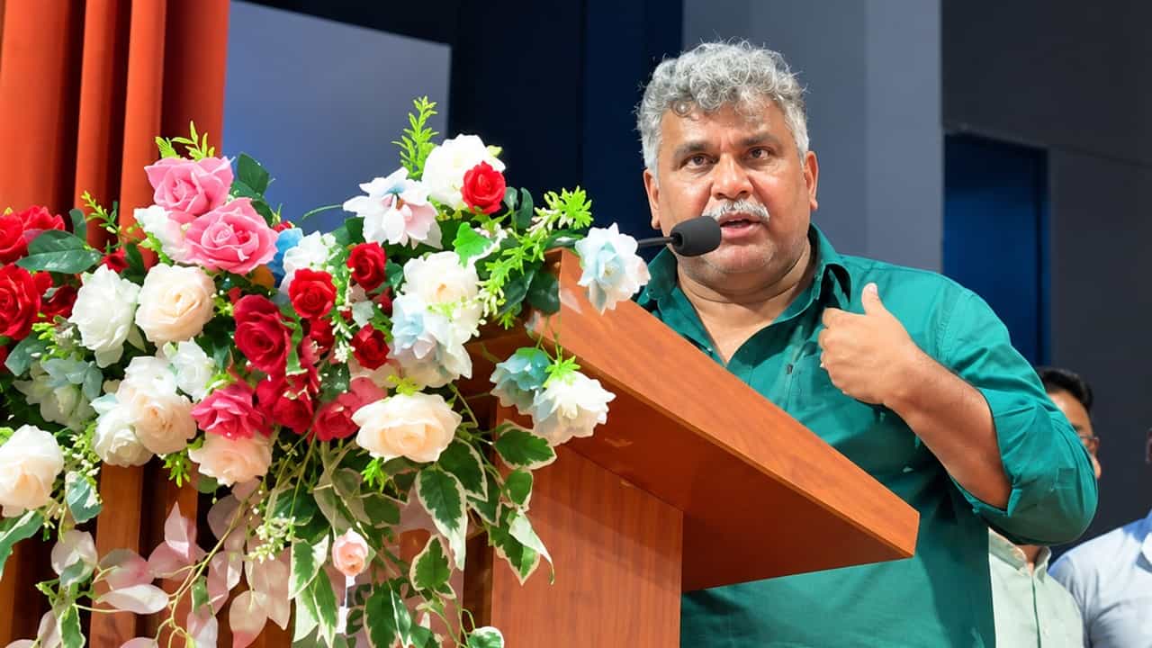 Asansol: বারে গিয়ে মদ খেলে শিক্ষকদের নিন্দা হয়, মাস্টার-মশাইদের 'কমনম্যান' না হওয়ার বার্তা জিতেন্দ্রর Asansol: বারে গিয়ে মদ খেলে শিক্ষকদের নিন্দা হয়, মাস্টার-মশাইদের 'কমনম্যান' না হওয়ার বার্তা জিতেন্দ্রর