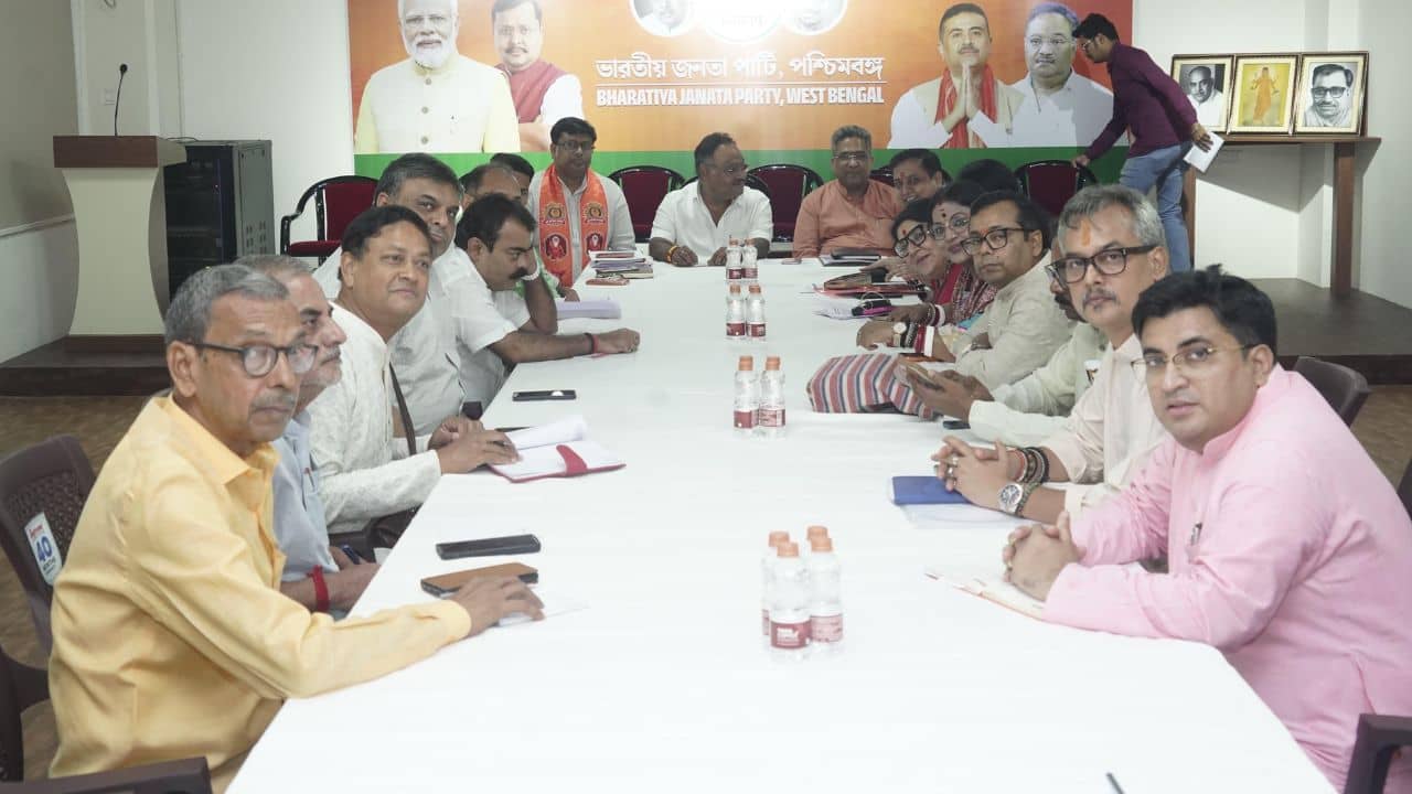 Municipal election: সকালে সজলের বাড়িতে শমীকরা, বিকেলে সল্টলেকের অফিসে বৈঠক, পৌরভোটের ঘুঁটি সাজাচ্ছে বিজেপি