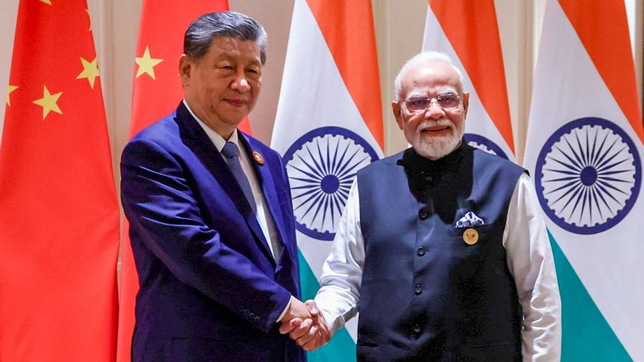 অন্যদিকে, ব্রিকসের আমন্ত্রণ পেয়ে দীর্ঘ সাত বছর পর ভারতে এসেছিলেন চিনের প্রেসিডেন্ট শি জিনপিংও। প্রধানমন্ত্রী নরেন্দ্র মোদীর সঙ্গে দ্বিপাক্ষিক বৈঠকও করেছেন তিনি।