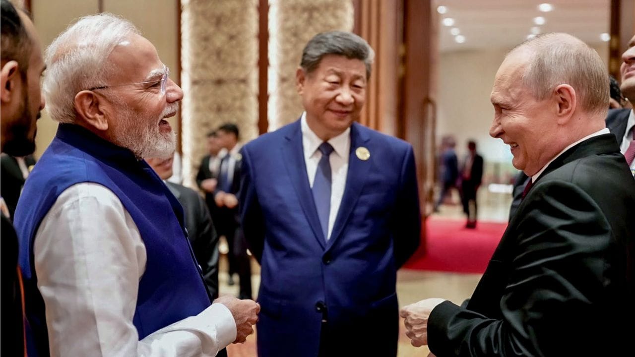 ব্রিকসের আলোচনার ফাঁকে প্রধানমন্ত্রী মোদী, শি জিনপিং ও ভ্লাদিমির পুতিনকে একসঙ্গে হাসি-মজা করতেও দেখা যায়।