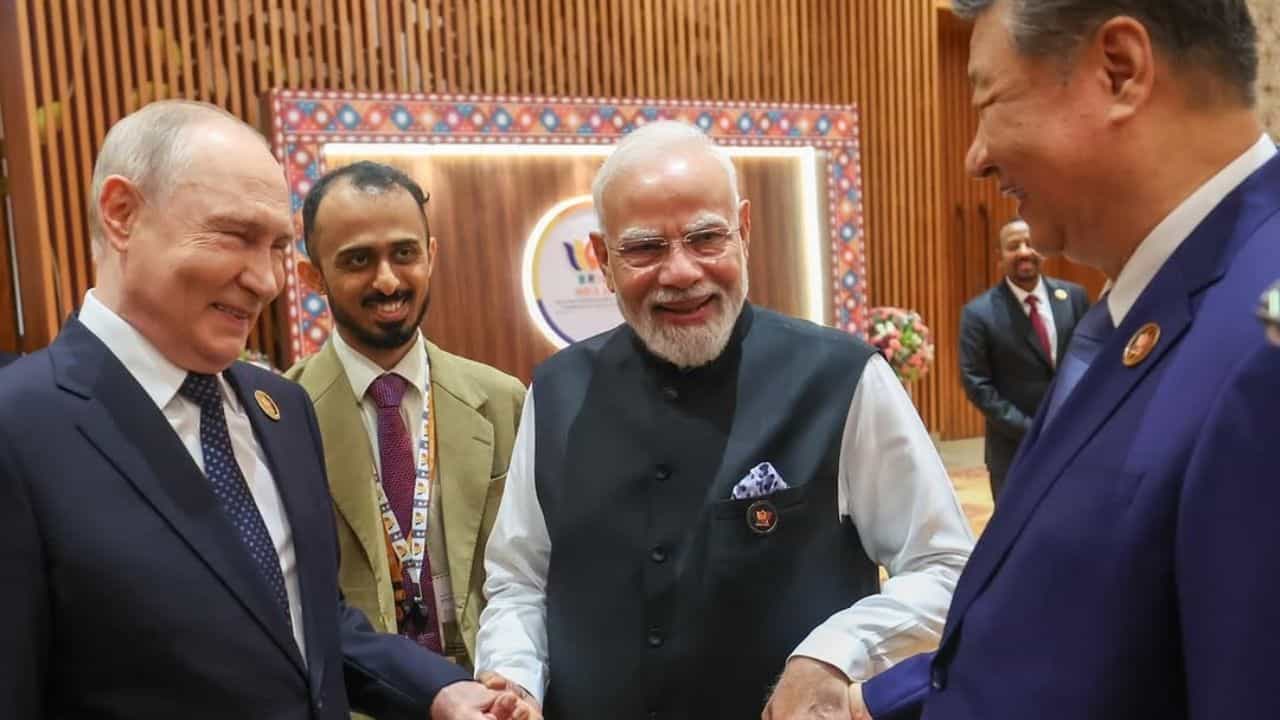 BRICS Summit: একফ্রেমে পুতিন-মোদী-জিনপিং, ব্রিকস সম্মেলনের মাঝে হাতে হাত তিন রাষ্ট্রনেতার BRICS Summit: একফ্রেমে পুতিন-মোদী-জিনপিং, ব্রিকস সম্মেলনের মাঝে হাতে হাত তিন রাষ্ট্রনেতার