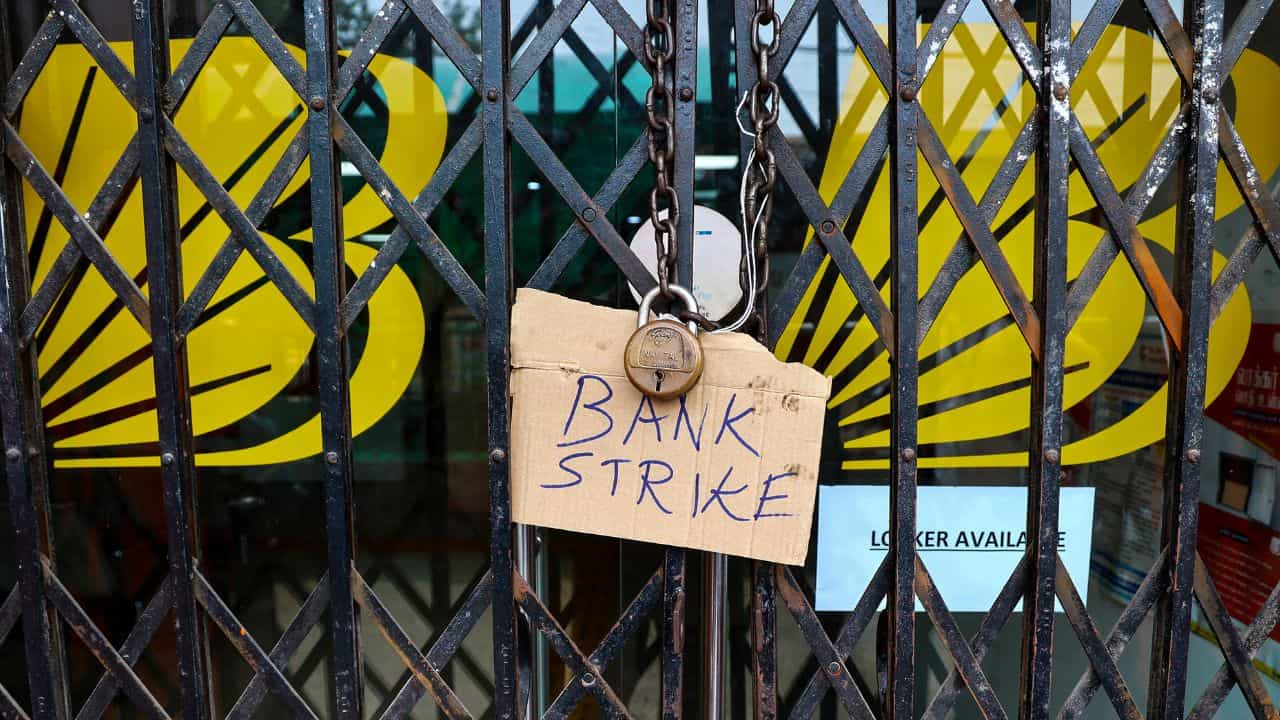 Bank Strike: টানা পাঁচদিন বন্ধ থাকবে দেশের সমস্ত ব্যাঙ্ক! সপ্তাহের শুরুতেই দরকারি কাজ সেরে রাখুন... Bank Strike: টানা পাঁচদিন বন্ধ থাকবে দেশের সমস্ত ব্যাঙ্ক! সপ্তাহের শুরুতেই দরকারি কাজ সেরে রাখুন...