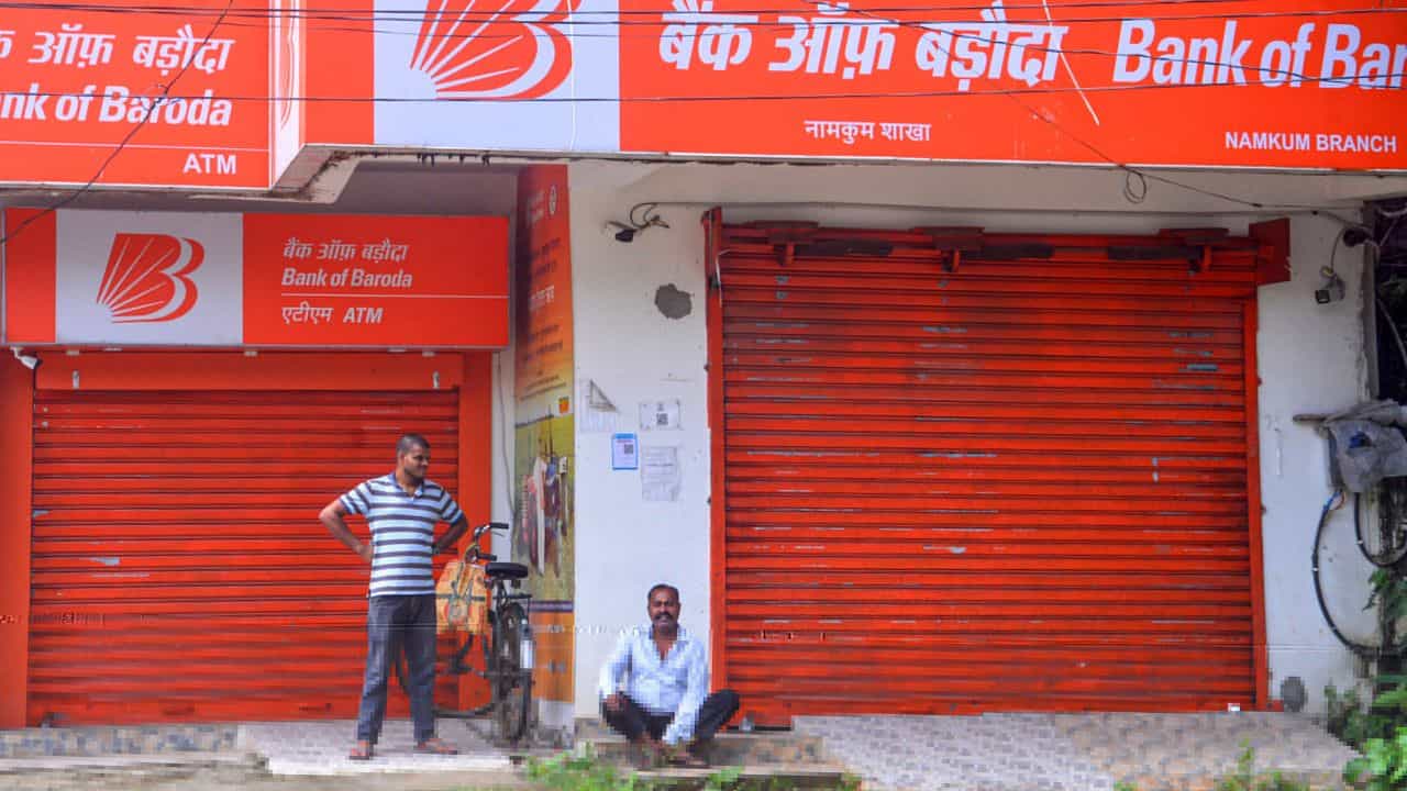 Bank Merger: SBI, PNB আর Bank of Baroda-তে মিলেমিশে যাবে বাকি ৯টি ব্যাঙ্ক? কী হবে গ্রাহকদের? Bank Merger: SBI, PNB আর Bank of Baroda-তে মিলেমিশে যাবে বাকি ৯টি ব্যাঙ্ক? কী হবে গ্রাহকদের?