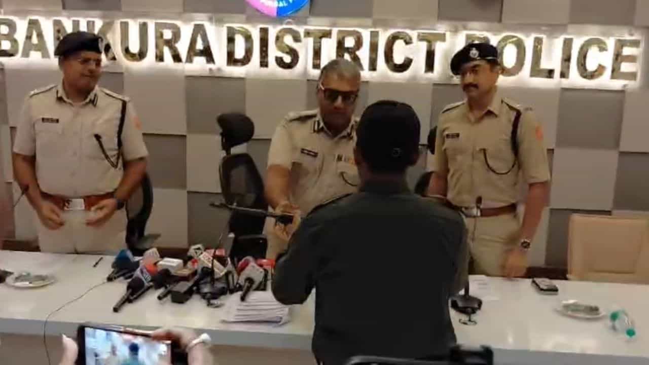 Bankura Latest News: ৩ শীর্ষ মাওবাদীর আত্মসমর্পণ বাঁকুড়ায় Bankura Latest News: ৩ শীর্ষ মাওবাদীর আত্মসমর্পণ বাঁকুড়ায়