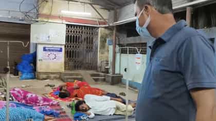 বেড না পেয়ে মাটিতে শুয়েই রোগীরা, BJP MLA সবটা দেখে দিলেন প্রস্তাব