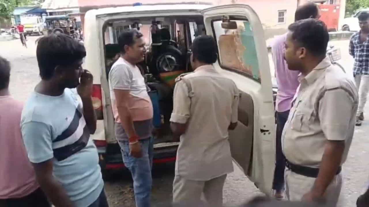 Bardhaman: বর্ধমানে রোগীর মৃত্যুর অভিযোগ, দফায়-দফায় তুমুল বিক্ষোভ Bardhaman: বর্ধমানে রোগীর মৃত্যুর অভিযোগ, দফায়-দফায় তুমুল বিক্ষোভ