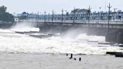 ১২ ঘণ্টায় ৭ ফুট জল বেড়েছে দামোদরে, জল ছাড়ার পরিমাণ বাড়াল দুর্গাপুর