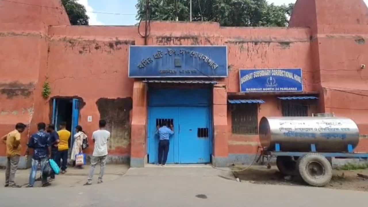Basirhat: জেলে অসুস্থ হয়ে পড়লেন ১৬-১৭ জন বন্দি Basirhat: জেলে অসুস্থ হয়ে পড়লেন ১৬-১৭ জন বন্দি