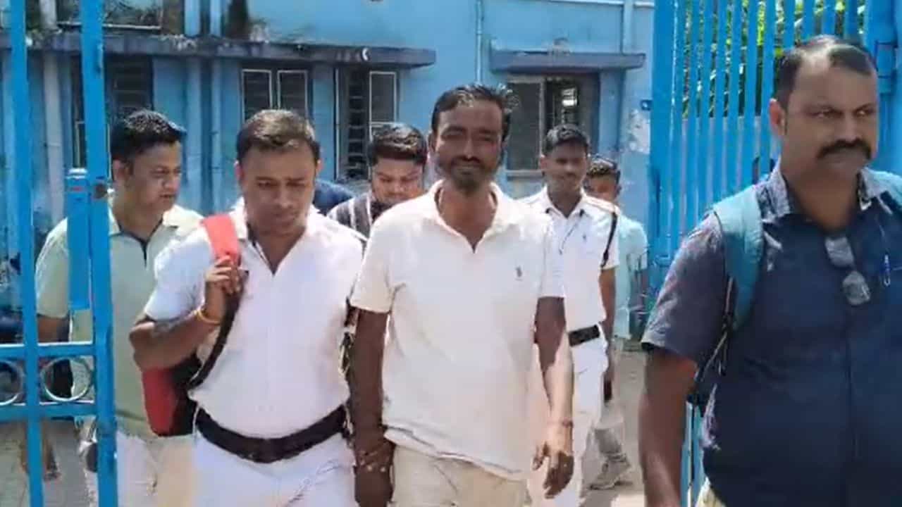 Bhangar: ISF নেতা-কর্মীদের ওপর নৃশংস 'হামলা', ২৪ ঘণ্টার মধ্যে খায়রুল ইসলামকে তুলে আনল পুলিশ Bhangar: ISF নেতা-কর্মীদের ওপর নৃশংস 'হামলা', ২৪ ঘণ্টার মধ্যে খায়রুল ইসলামকে তুলে আনল পুলিশ