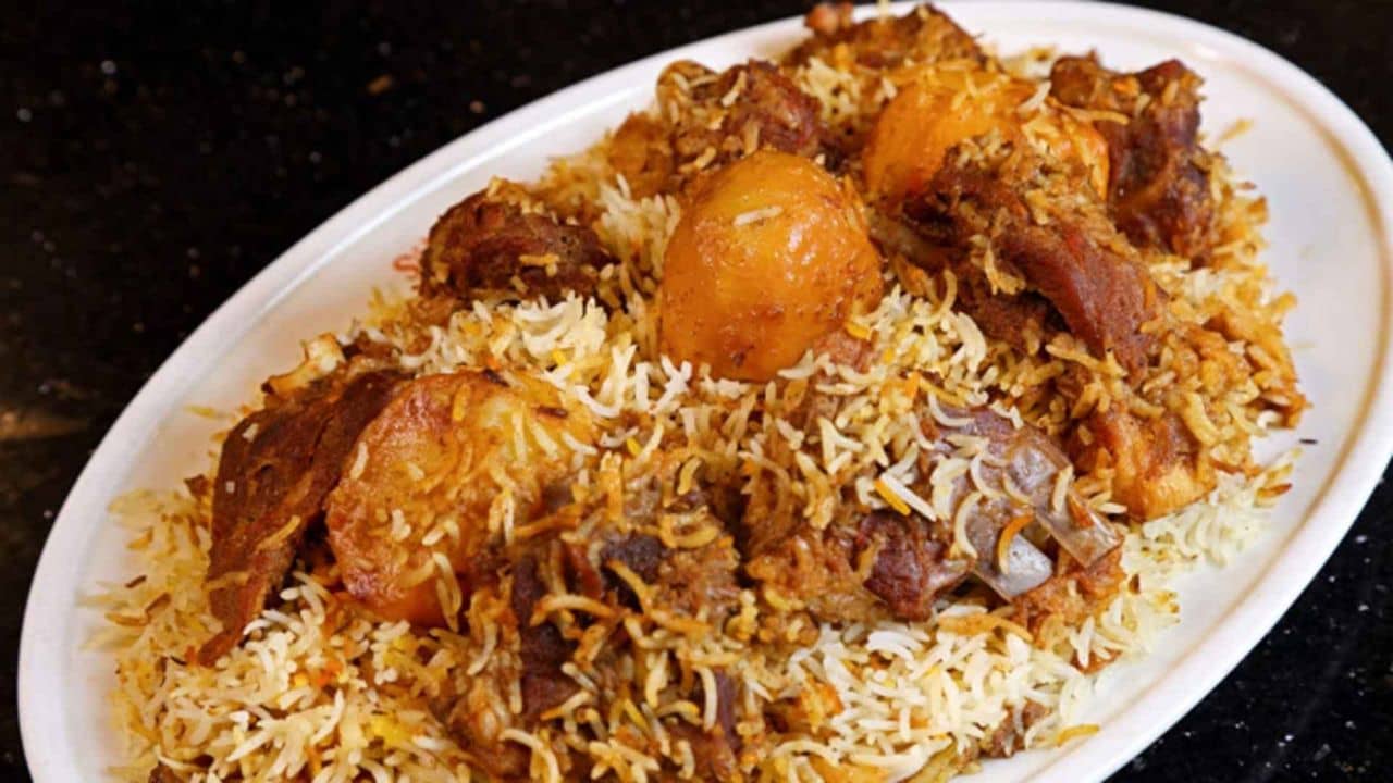 Kolkata Biryani: কে প্রথম বিরিয়ানিতে আলু দিয়েছিলেন জানেন?