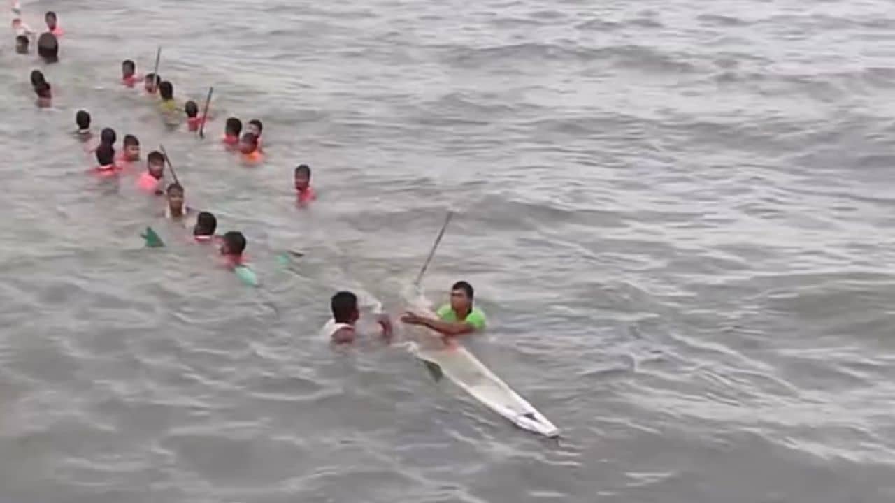 Boat Capsize: উত্তাল নদীতে ঢেউয়ের ধাক্কায় উল্টে গেল নৌকা, মৃত্যুমুখে ২০ কিশোর, তারপর যা হল...