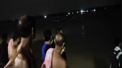 উত্তাল নদী, ১৪ জন যাত্রী নিয়ে ডুবল নৌকা