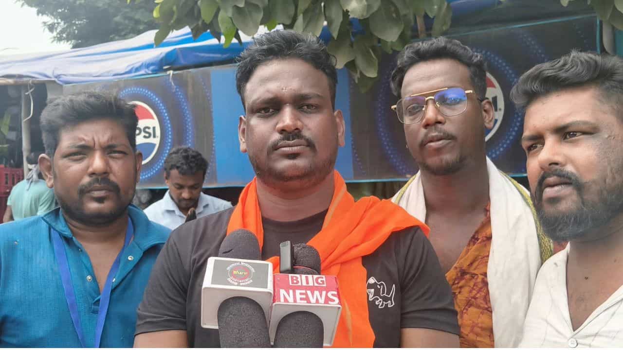 Bolpur: 'আমরা চিকেন খেলাম না অন্য কিছু খেলাম...বুঝতেই তো পারছেন', হোটেলের মালিক হিন্দু না মুসলিম লিখে দেওয়ার আবেদন Bolpur: 'আমরা চিকেন খেলাম না অন্য কিছু খেলাম...বুঝতেই তো পারছেন', হোটেলের মালিক হিন্দু না মুসলিম লিখে দেওয়ার আবেদন