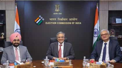 ১০ মাসে ১৪ বার! 'ঘরের লোকের' কাছে প্রশ্নের মুখে CEC জ্ঞানেশ কুমার?