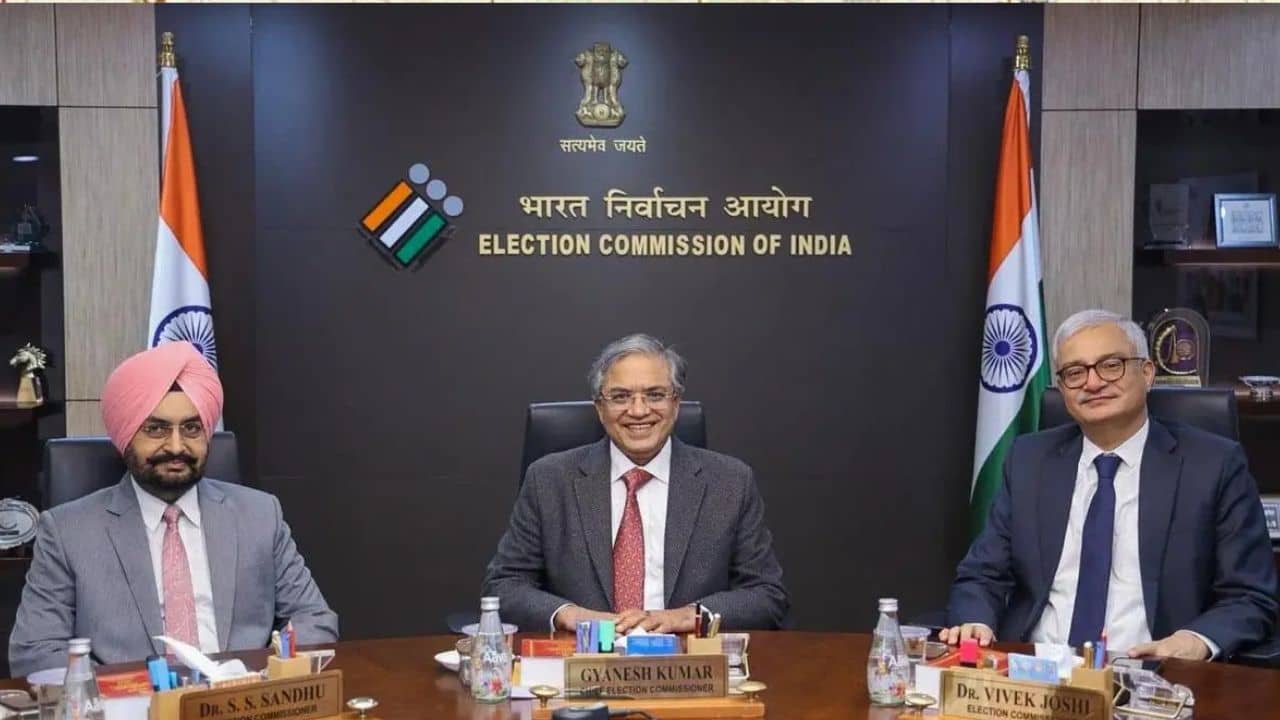 CEC: ১০ মাসে ১৪ বার! ঘরের লোকের কাছে প্রশ্নের মুখে CEC জ্ঞানেশ কুমার?