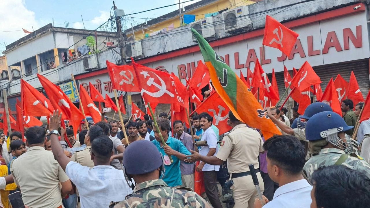 Chandrakona: CPM পার্টি অফিসে আগুন লাগানোর অভিযোগ, পাল্টা BJP বলল, ‘ওরা বড়-বড় ঝান্ডার সঙ্গে ডান্ডা নিয়ে বেরিয়েছিল’