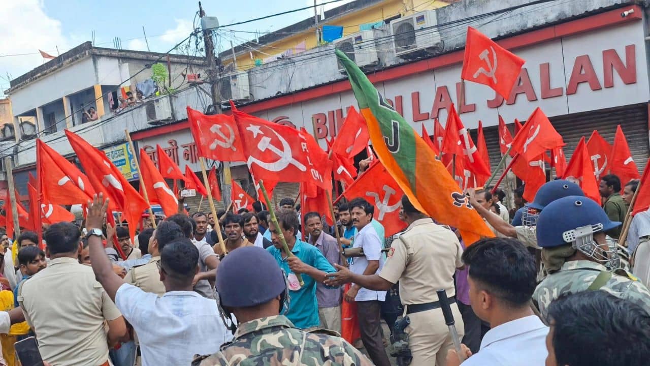 Chandrakona: CPM পার্টি অফিসে আগুন লাগানোর অভিযোগ, পাল্টা BJP বলল, ওরা বড়-বড় ঝান্ডার সঙ্গে ডান্ডা নিয়ে বেরিয়েছিল