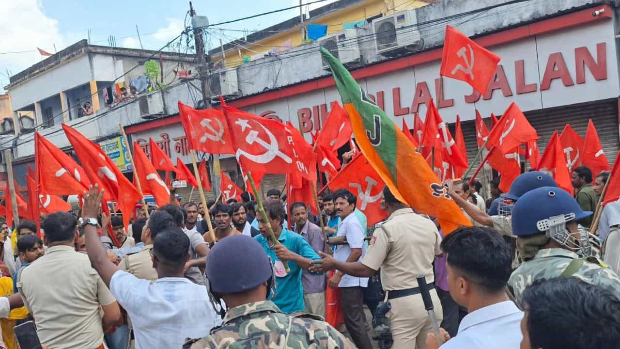 Chandrakona: CPM পার্টি অফিসে আগুন লাগানোর অভিযোগ, পাল্টা BJP বলল, 'ওরা বড়-বড় ঝান্ডার সঙ্গে ডান্ডা নিয়ে বেরিয়েছিল' Chandrakona: CPM পার্টি অফিসে আগুন লাগানোর অভিযোগ, পাল্টা BJP বলল, 'ওরা বড়-বড় ঝান্ডার সঙ্গে ডান্ডা নিয়ে বেরিয়েছিল'