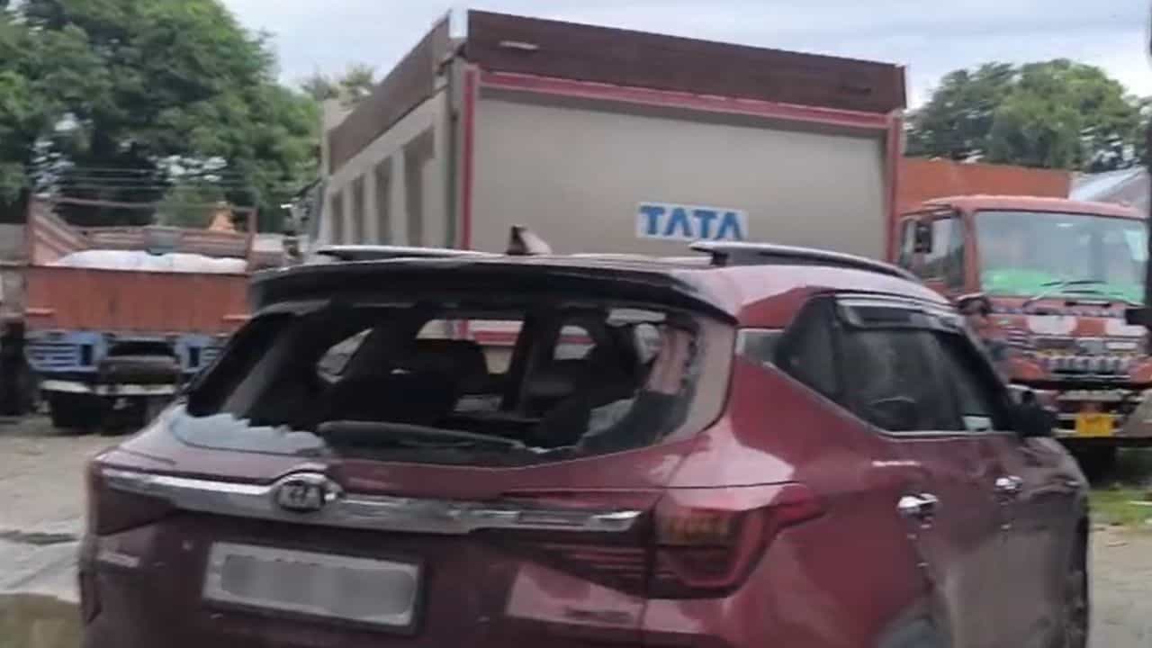 চোপড়ায় বিধায়কের গাড়িতে হামলা, স্ত্রীর গলা থেকে ছিনিয়ে নিল ২ ভরির চেন! চোপড়ায় বিধায়কের গাড়িতে হামলা, স্ত্রীর গলা থেকে ছিনিয়ে নিল ২ ভরির চেন!