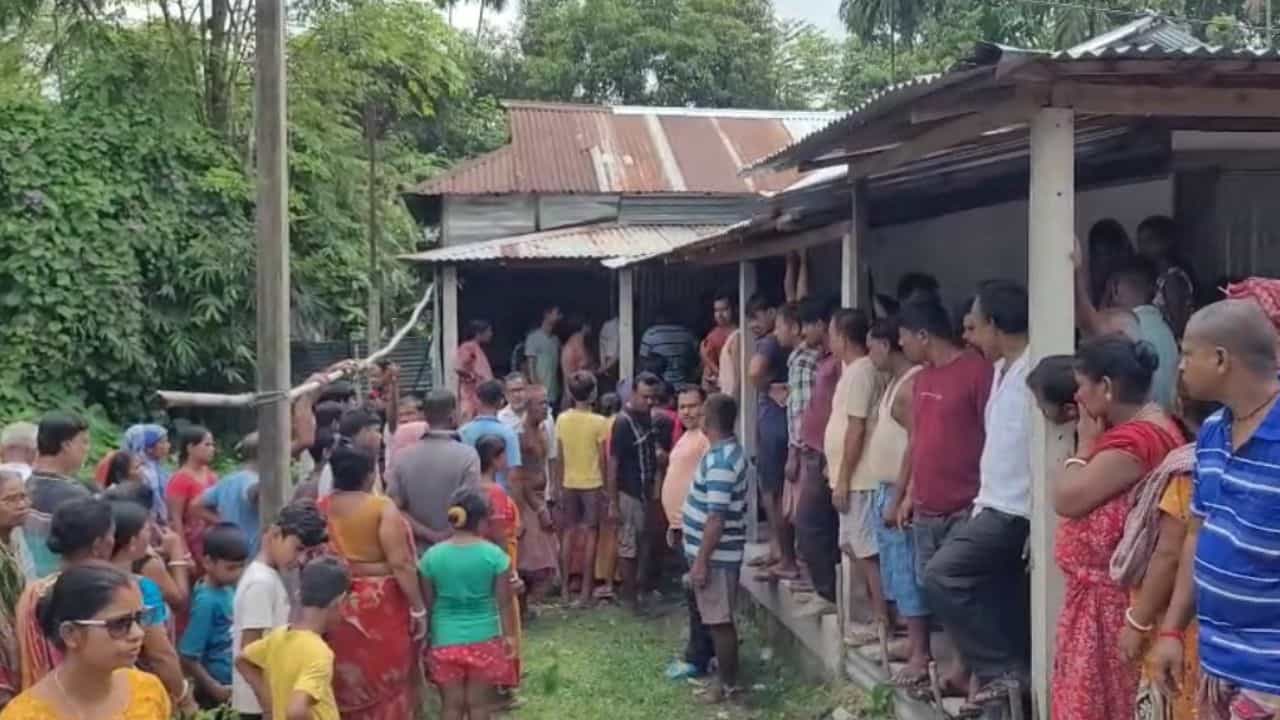 Coochbehar Deadbody Recover: ঘরের ভিতর পড়ে বৃদ্ধের দেহ, ঝোপ থেকে উদ্ধার হল বৃদ্ধা Coochbehar Deadbody Recover: ঘরের ভিতর পড়ে বৃদ্ধের দেহ, ঝোপ থেকে উদ্ধার হল বৃদ্ধা