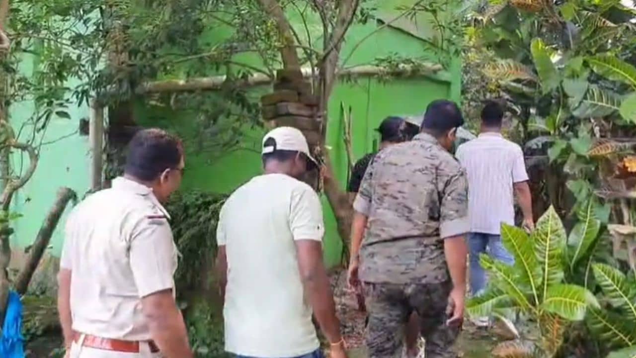 Daspur News: খোঁজ ছিল না মহিলার, হঠাৎ বন্ধ ঘর থেকে দুর্গন্ধ...দরজা ভাঙতেই আঁতকে উঠলেন সকলে, দাসপুরে চাঞ্চল্য