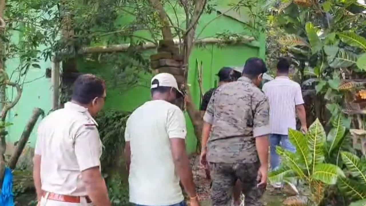 Daspur News: খোঁজ ছিল না মহিলার, হঠাৎ বন্ধ ঘর থেকে দুর্গন্ধ...দরজা ভাঙতেই আঁতকে উঠলেন সকলে, দাসপুরে চাঞ্চল্য Daspur News: খোঁজ ছিল না মহিলার, হঠাৎ বন্ধ ঘর থেকে দুর্গন্ধ...দরজা ভাঙতেই আঁতকে উঠলেন সকলে, দাসপুরে চাঞ্চল্য