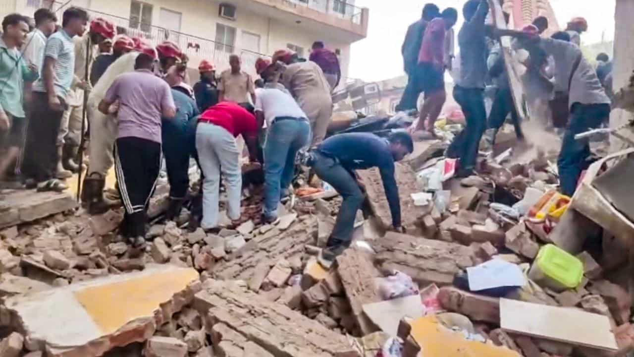 Delhi Building Collapsed: দিল্লিতে হুড়মুড়িয়ে ভেঙে পড়ল ছয় তলা বাড়ি, ধ্বংসস্তূপ থেকে ভেসে আসছে শুধুই চিৎকার, বহু মৃত্যুর আশঙ্কা Delhi Building Collapsed: দিল্লিতে হুড়মুড়িয়ে ভেঙে পড়ল ছয় তলা বাড়ি, ধ্বংসস্তূপ থেকে ভেসে আসছে শুধুই চিৎকার, বহু মৃত্যুর আশঙ্কা