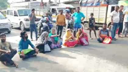জাতীয় সড়কে বসে ডায়ালিসিস করাতে আসা রোগীর পরিবাররা, কারণ কী?