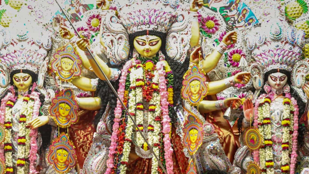 Durga Puja 2026: এবার কোন-কোন বড় ক্লাব সরকারি সাহায্য ছাড়াই করছে দুর্গাপুজো? Durga Puja 2026: এবার কোন-কোন বড় ক্লাব সরকারি সাহায্য ছাড়াই করছে দুর্গাপুজো?