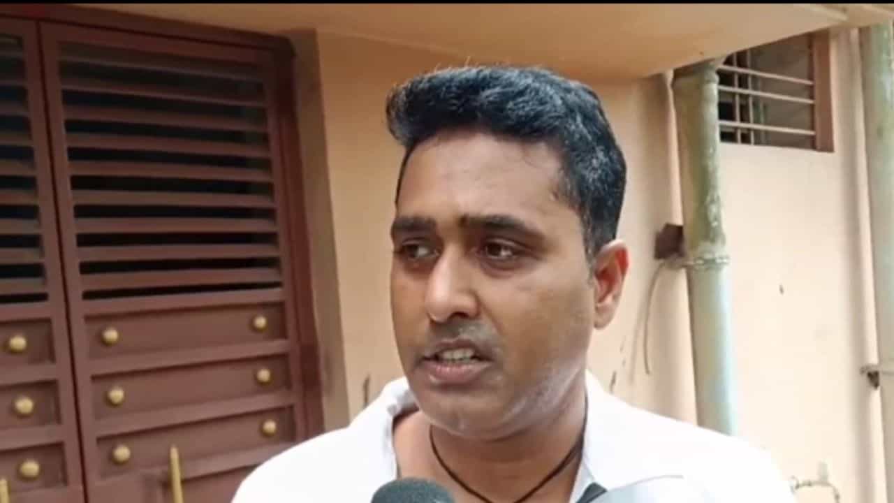 Durgapur: কোনও লিঙ্কে ক্লিক নয়, ফোন করে OTP-ও আসেনি জানতে চাওয়া হয়নি! ব্যবসায়ীর অ্যাকাউন্ট থেকে উধাও সাড়ে ৮ লক্ষ! কীভাবে জানেন? Durgapur: কোনও লিঙ্কে ক্লিক নয়, ফোন করে OTP-ও আসেনি জানতে চাওয়া হয়নি! ব্যবসায়ীর অ্যাকাউন্ট থেকে উধাও সাড়ে ৮ লক্ষ! কীভাবে জানেন?