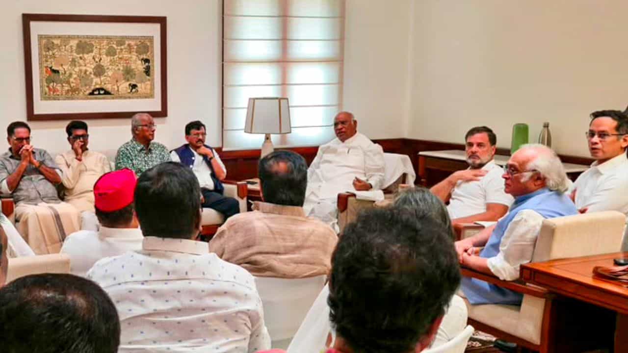 INDIA Alliance on ECI: মতানৈক্যই হাতিয়ার, জ্ঞানেশ কুমারের অপসারণ চেয়ে আবার সুর চড়াবে ইন্ডিয়া জোট? INDIA Alliance on ECI: মতানৈক্যই হাতিয়ার, জ্ঞানেশ কুমারের অপসারণ চেয়ে আবার সুর চড়াবে ইন্ডিয়া জোট?