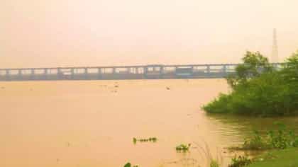 রেললাইনে ধসে অশনি সংকেত, মুর্শিদাবাদে মিশে যাবে গঙ্গা ও পদ্মা?