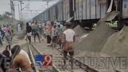 টানা ভারী বৃষ্টিতে লাইনে ধস, আটকে বহু ট্রেন, দুর্ভোগে যাত্রীরা