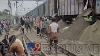 Railway Track Landslide: টানা ভারী বৃষ্টিতে লাইনে ধস, আটকে বহু ট্রেন, দুর্ভোগে যাত্রীরা