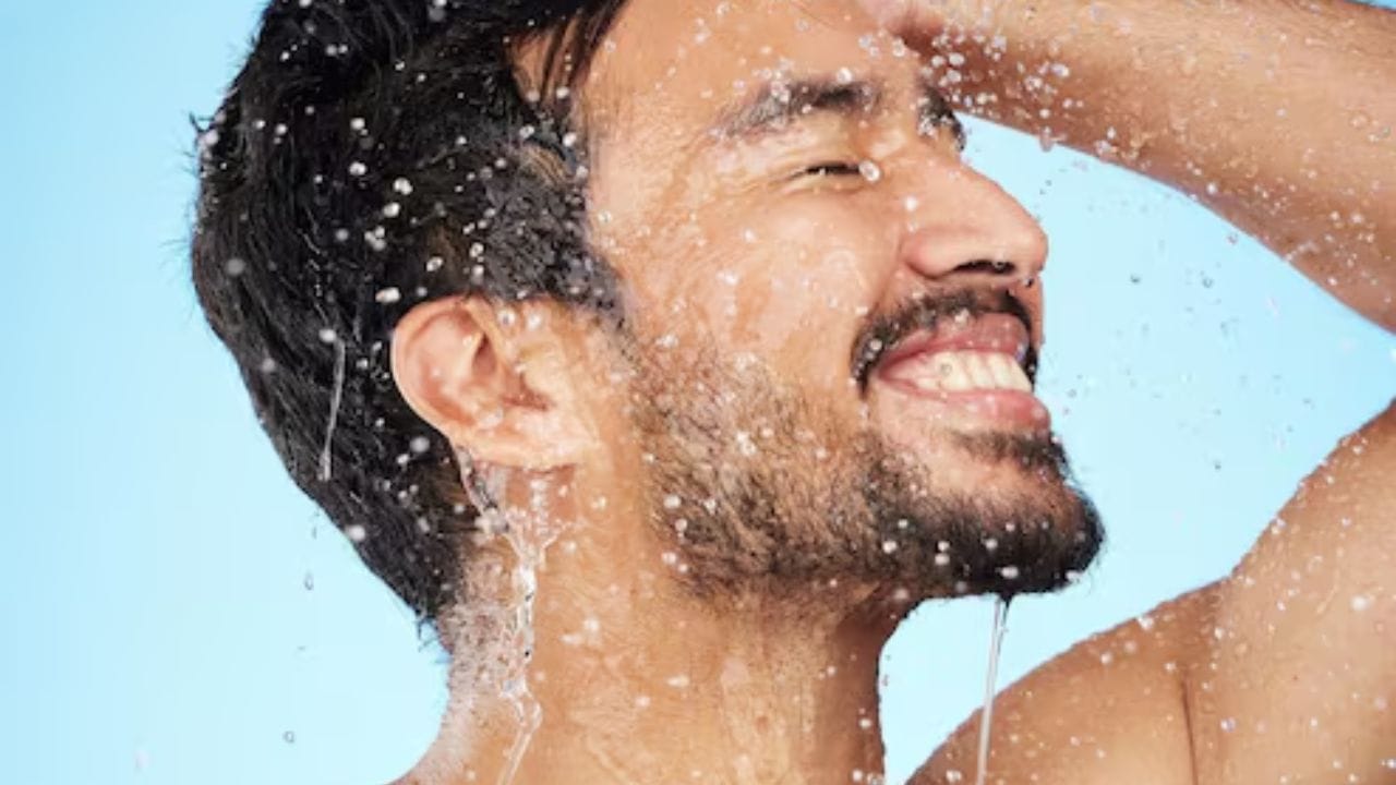 হালকা গরম জলে স্নান করলে শরীরের তাপমাত্রা হুট করে কমে না, বরং তা ধীরে ধীরে স্বাভাবিক হতে সাহায্য করে এবং পেশির ক্লান্তি দূর করে।