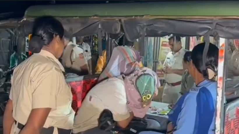 Cannabis Recovery: কেতাদুরস্ত পোশাক, ট্রেন থেকে সোজায় টোটোয়, দুই যুবতীকে দেখেই ছেঁকে ধরল পুলিশ! চেপে ধরতেই বেরিয়ে এল...