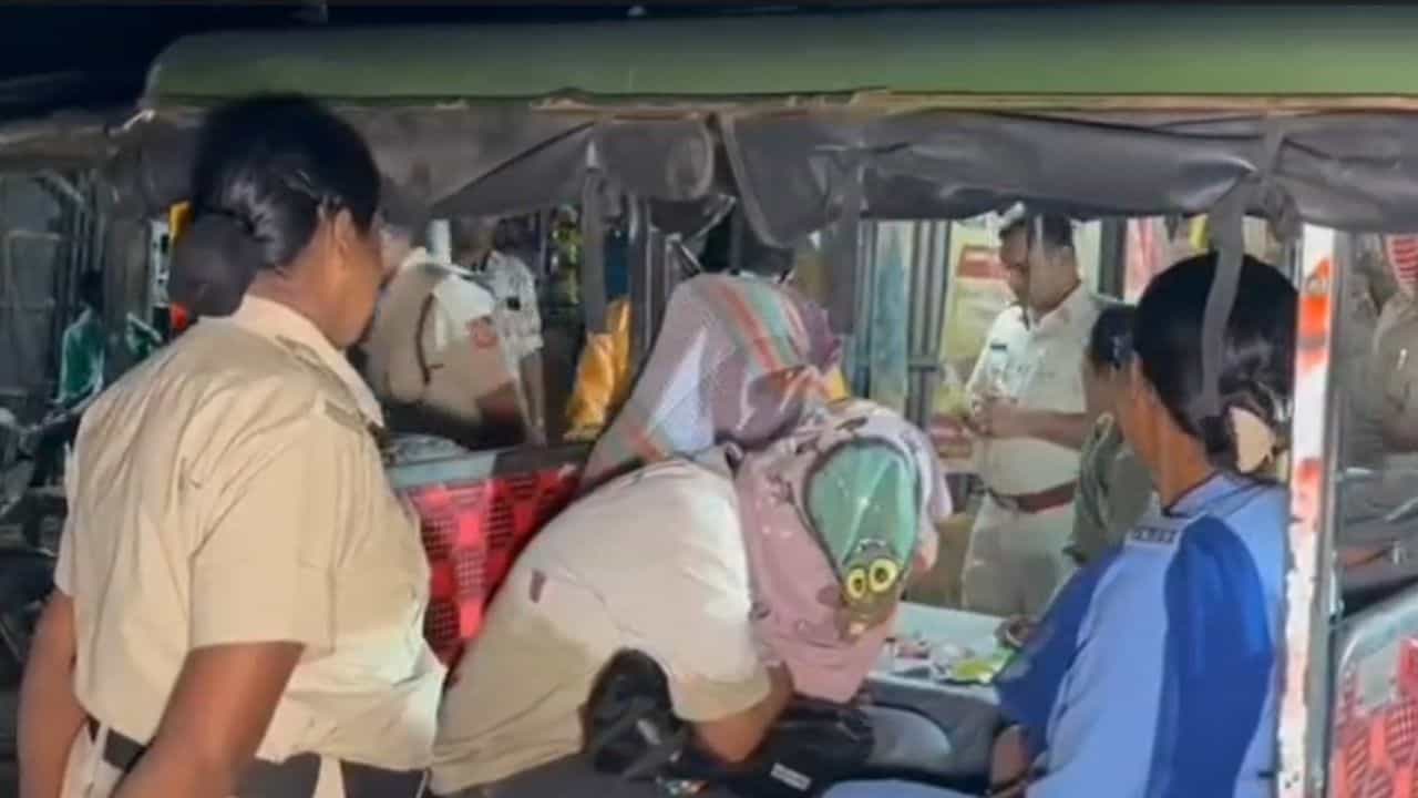 Cannabis Recovery: কেতাদুরস্ত পোশাক, ট্রেন থেকে সোজায় টোটোয়, দুই যুবতীকে দেখেই ছেঁকে ধরল পুলিশ! চেপে ধরতেই বেরিয়ে এল... Cannabis Recovery: কেতাদুরস্ত পোশাক, ট্রেন থেকে সোজায় টোটোয়, দুই যুবতীকে দেখেই ছেঁকে ধরল পুলিশ! চেপে ধরতেই বেরিয়ে এল...