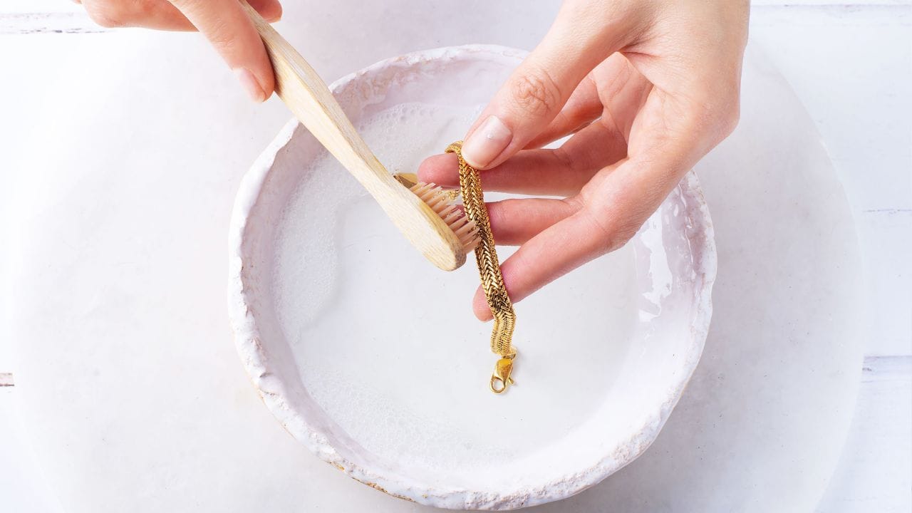 Gold Cleaning Tips: পুরনো সোনা বাড়িতেই হবে নতুনের মতো ঝকঝকে, একবার এই কায়দা করেই দেখুন