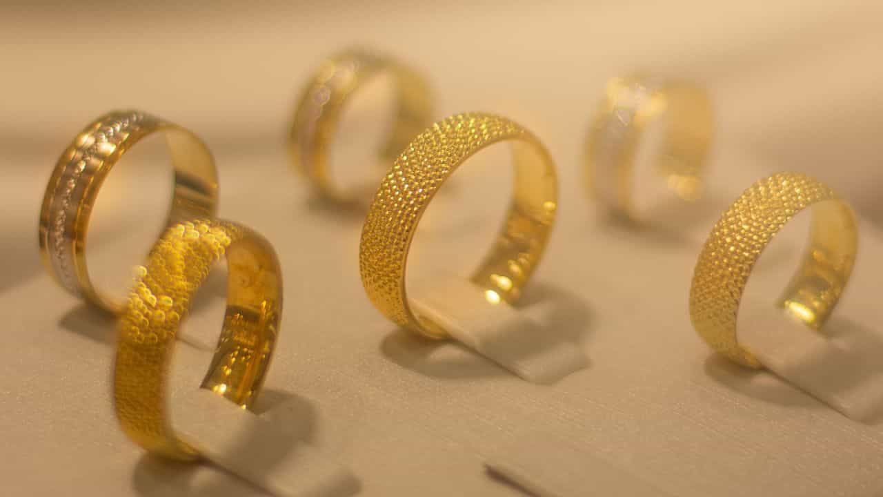 Gold jewellery hallmarking: দুর্গাপুজোর আগেই বাড়ল সোনার গয়নায় হলমার্কের খরচ! গ্রাহকদেরও বেশি টাকা গুনতে হবে? Gold jewellery hallmarking: দুর্গাপুজোর আগেই বাড়ল সোনার গয়নায় হলমার্কের খরচ! গ্রাহকদেরও বেশি টাকা গুনতে হবে?