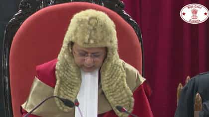 শপথ গ্রহণে আবেগঘন হাইকোর্টের প্রধান বিচারপতি রবীন্দ্র ভি ঘুগে