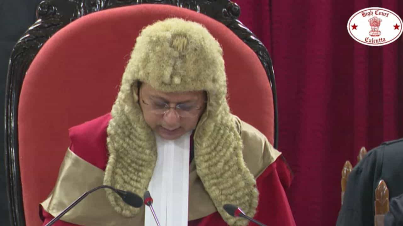 Calcutta High Court CJ: বাবা-মায়ের আত্মত্যাগ থেকে স্ত্রীর সহশীলতা-লড়াইয়ে পাশে থাকার অঙ্গীকার, শপথ গ্রহণে আবেগঘন হাইকোর্টের প্রধান বিচারপতি রবীন্দ্র ভি ঘুগে Calcutta High Court CJ: বাবা-মায়ের আত্মত্যাগ থেকে স্ত্রীর সহশীলতা-লড়াইয়ে পাশে থাকার অঙ্গীকার, শপথ গ্রহণে আবেগঘন হাইকোর্টের প্রধান বিচারপতি রবীন্দ্র ভি ঘুগে