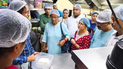 পনিরে পেঁচিয়ে চুল, হাওড়ার 'ভিভানো গ্রিলে' যেতেই চোখ কপালে খাদ্য দফতরে