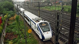 Vande Bharat Express: পুরী-হাওড়া বন্দে ভারতে সাফাইয়ের সময় উদ্ধার ৪ রহস্যময় ব্যাগ, খুলতেই যা বেরিয়ে এল…